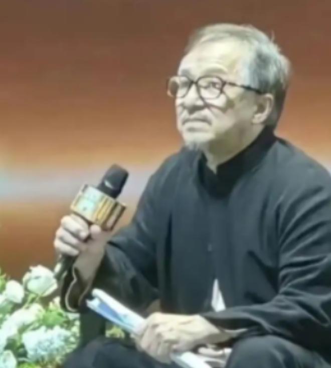 71岁的成龙上了热搜。不是丑闻，比丑闻更震撼。他当着镜头坦然承认了自己有ADHD