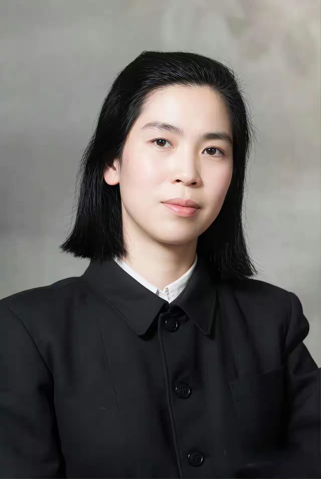 我的天！虽然是用电脑修复了的，但是也难掩自身底子好，原来贺同志这么美啊！五官