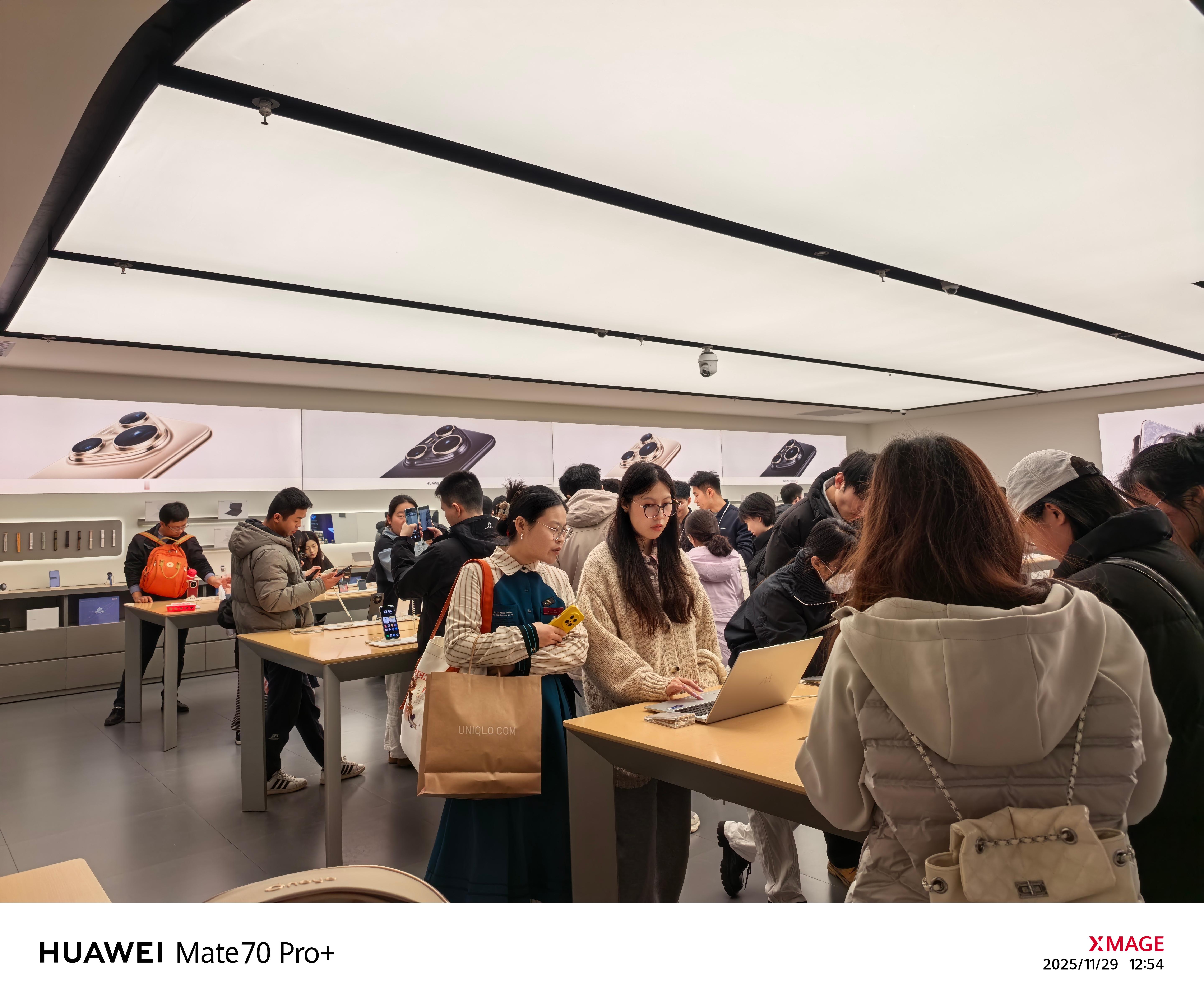 周末来华为店，人是真的多。Mate80展柜前直接围满了人，大家都在排队体验新机。