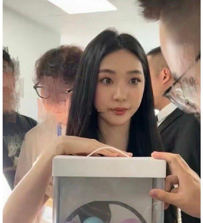 有网友说，易梦玲很像大学校园里底子普通，但又非常会打扮的校花​​​