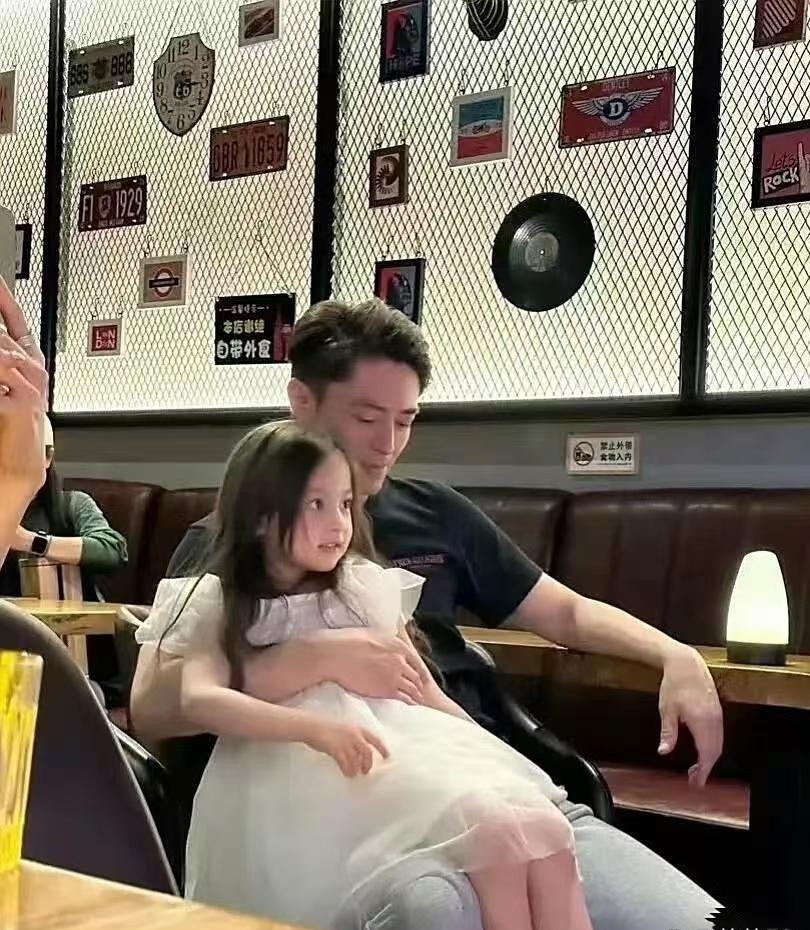 看得出来霍建华对女儿那叫一个疼爱，各种宠溺，真真是妥妥的女儿奴啊