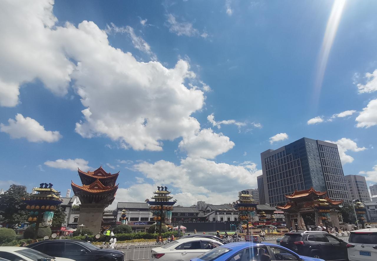今年昆明一进入夏天气温直逼三十度，可谓是昆明多年来少见的现象。这几天昆明没雨，