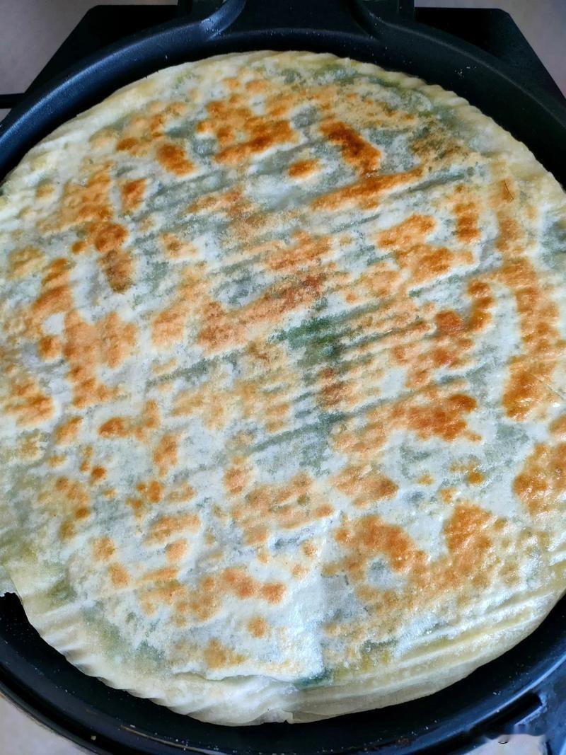 今天做的是香葱馅饼，将香葱清洗干净，控干水分，切碎放入菜盆，加香油，十三香，食盐