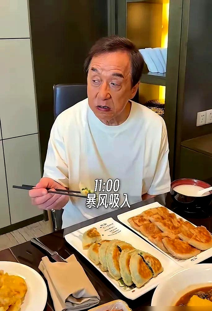 同样是红了半辈子的顶级巨星，71岁的成龙能在大荧幕上露出一身结实的肌肉，靠的居然不是苦行僧般的节食大