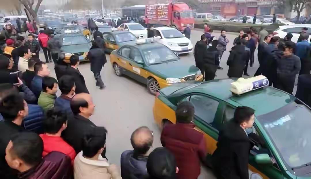 副镇长跑滴滴被免职罚款，十年过去，他的“后来”给我们上了一课十年前一则轰动