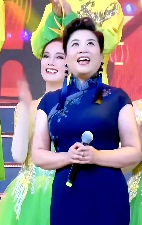 55岁的张也，脸蛋咋还这么顶？最近刷到民歌家张也，真的惊了。她都55岁了，那