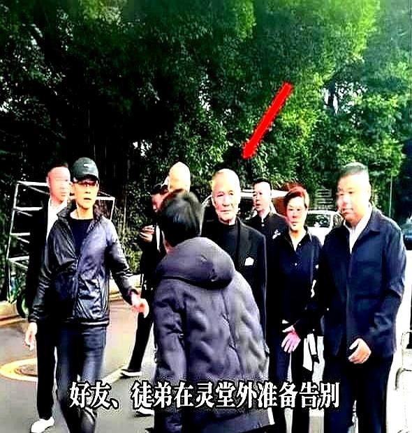 梁小龙葬礼上，最讽刺的一幕出现了。那个因片酬闹掰、他生前绝不肯叫“星爷”的周星