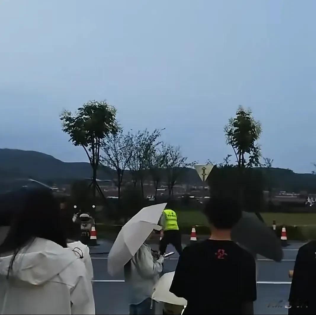 保安持长棍和外卖员打架，并和学生发生冲突，这是保安还是黑社会？事发10月14日，