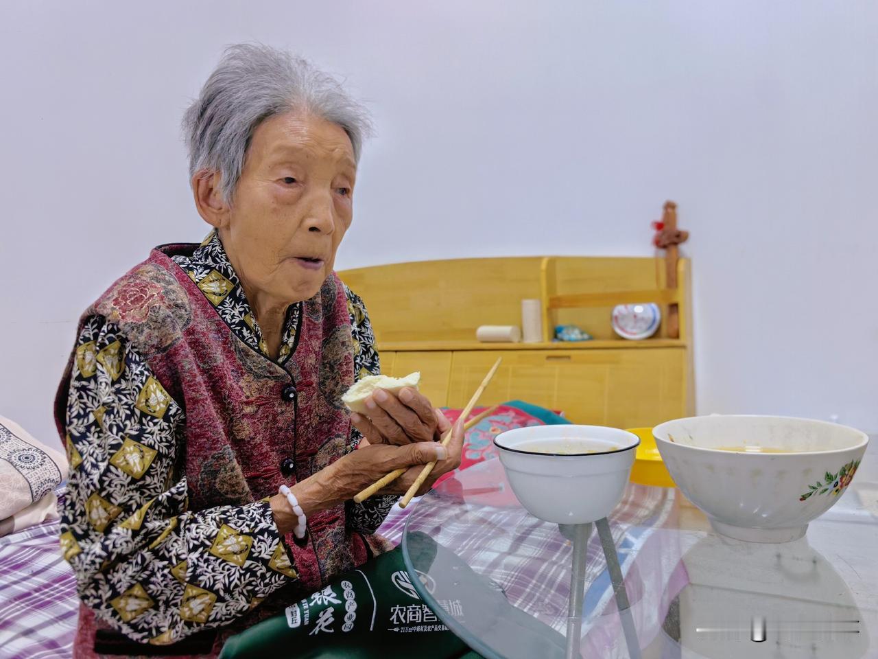 婆婆今年96岁了，小叔子说，过去算卦的说婆婆能活到一百多。看目前这个情况，我