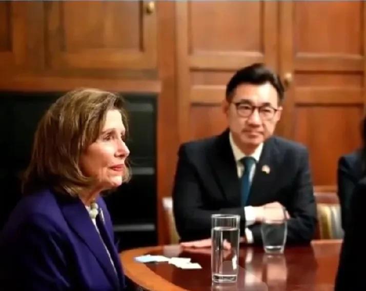 台“立院”副院长江启臣尴尬了，刚率蓝绿白立委出访美国回来，就收到了民进党罢团的“