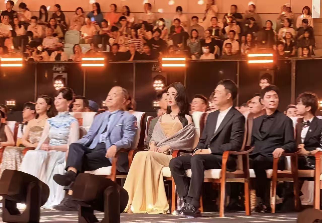 没想到杨紫成了百花奖最大争议的一位！从杨紫一张座位图曝光开始，不少网友在说理