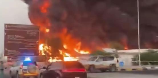 昨天看到一个报道，说资本正在大力逃离中东，开始疯狂涌入香港和新加坡。由于迪拜的资