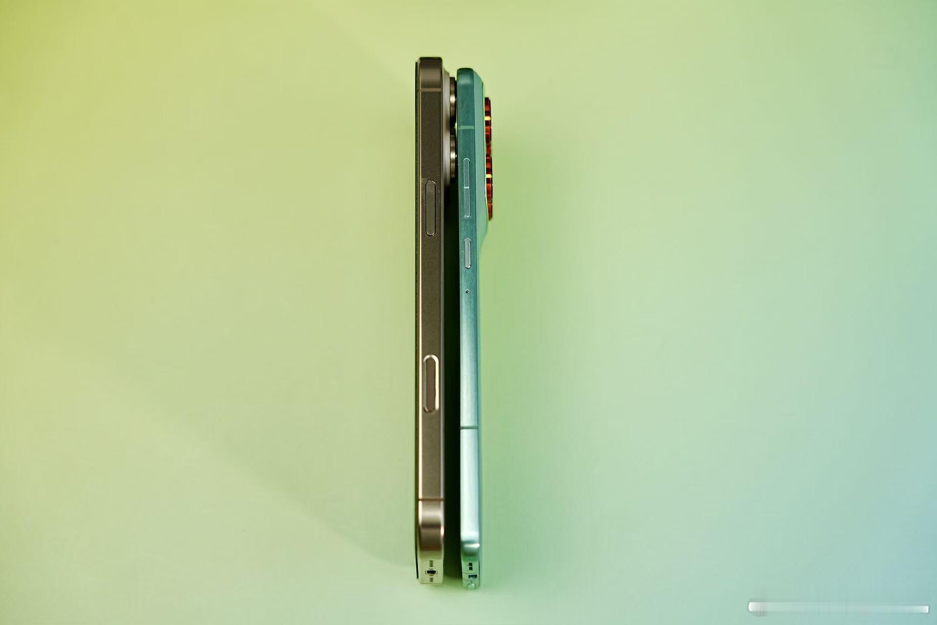 motoX70Air与iPhone16ProMax对比一下厚度，前者的5