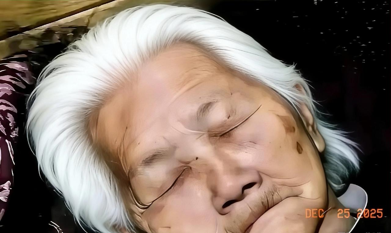 尘埃落定，两处孤寂我有个81年的表弟，靠着隔壁93岁的老太太，在一个寻常的