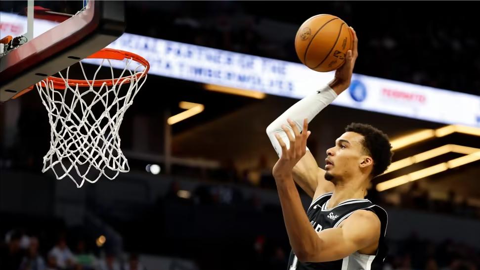 NBA传奇球星韦德在近期播客节目中向马刺队新星文班亚马喊话：如果想带领球队从0-