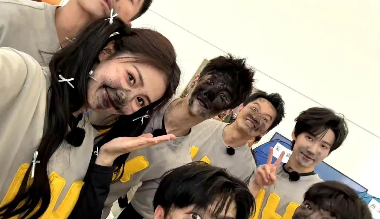 白鹿发文告别奔跑吧，她发了和每一个人的合照，很真诚也很符合她接地气的人设