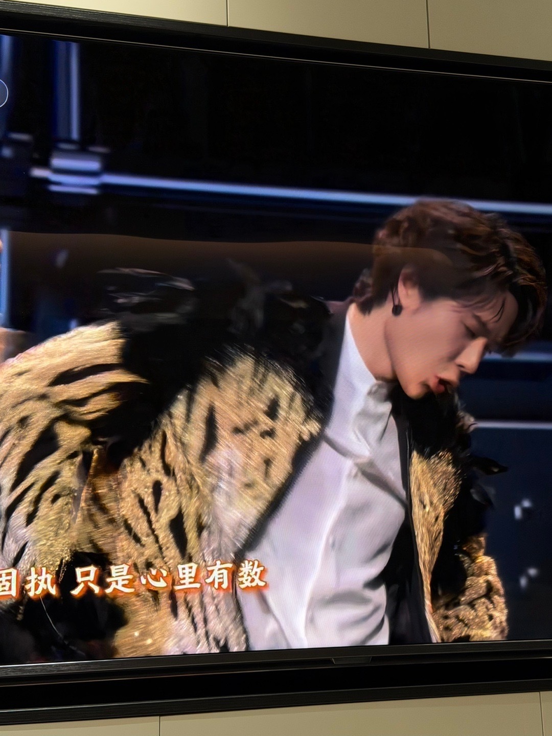 王一博郭富城炸场真没懂吹的点在哪。郭富城玫粉色光影区拼命复刻当年经典，却明显跟不