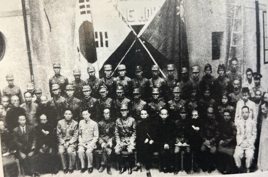 1940年9月17日，在重庆韩国光复军总司令部成立典礼式纪念，前排左八是金九。虽
