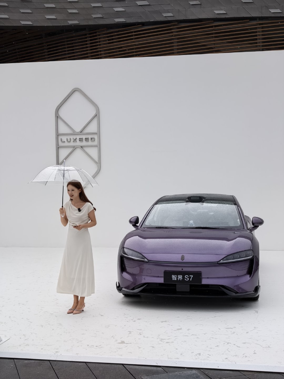 智界R7发布会他们看车，给你们看人[吃瓜]去年主打色是紫色，今天是绿色。智驾