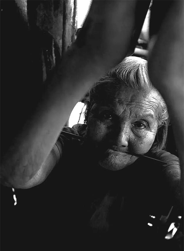 1941年，几个日寇围住林爱兰，色心大起的他们上来就扒林爱兰的衣服，还是姑娘家的