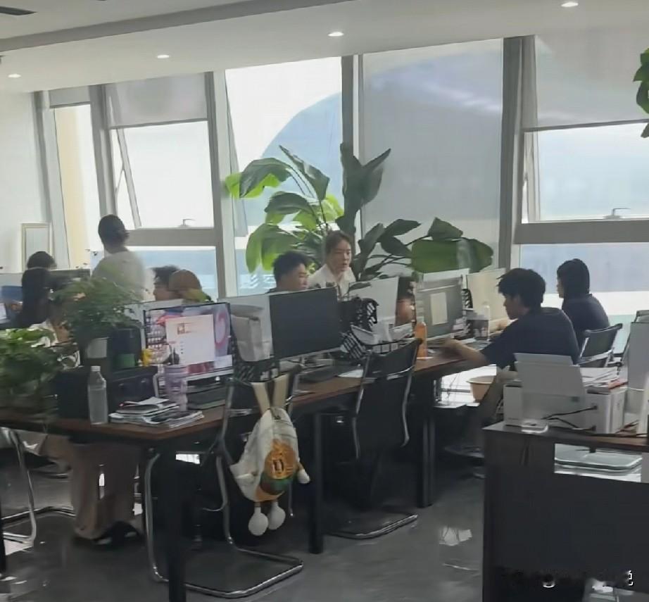 因为员工关系hr没有及时更新员工花名册，但是上个月有一个已经离职员工的社保没有及