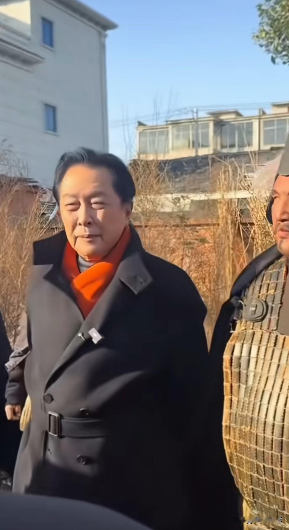 老戏骨唐国强老师探班《土味三国》剧组，脸上就没有笑过。也难怪，本来好好的一部经