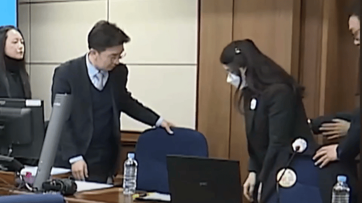 金建希再次出庭时换了发型，显得人有些颓废，精神状态不佳，眉头紧锁，神情恍惚。距