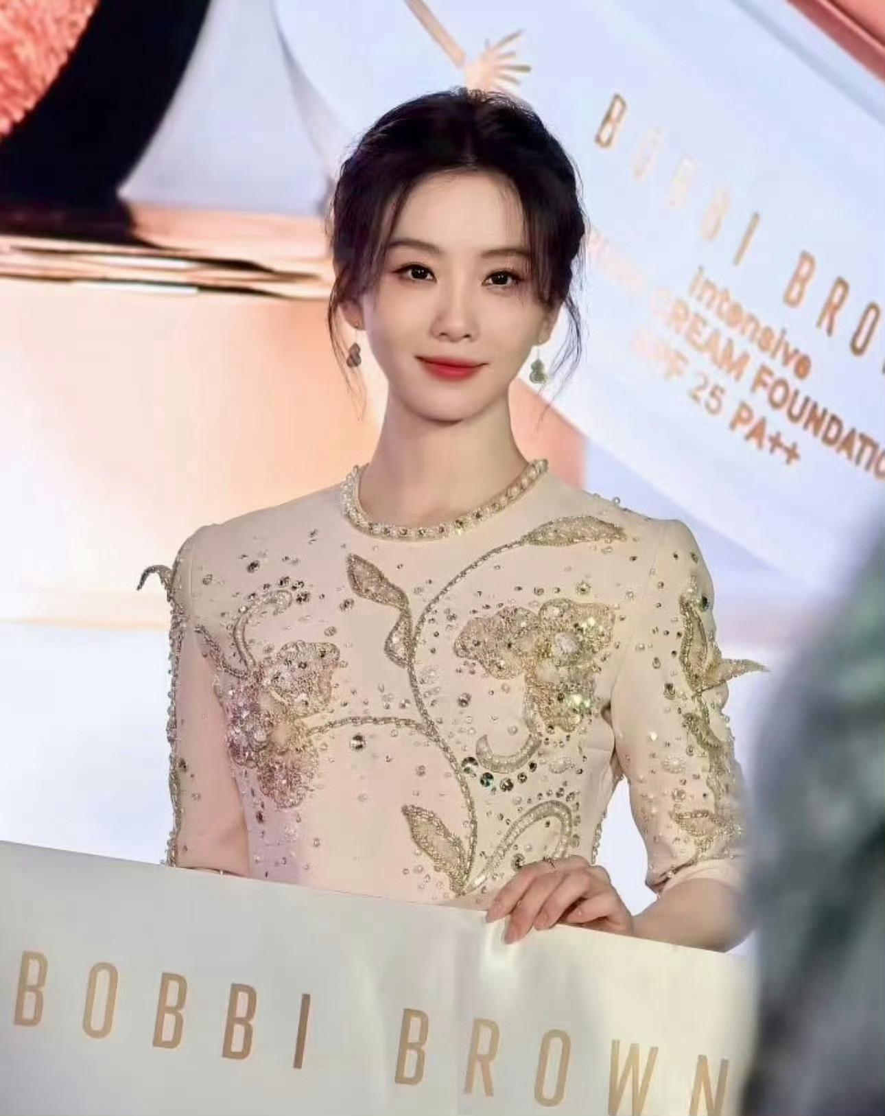 今日，出席品牌活动的刘诗诗｜造型，身穿的是GeorgesHobeika202