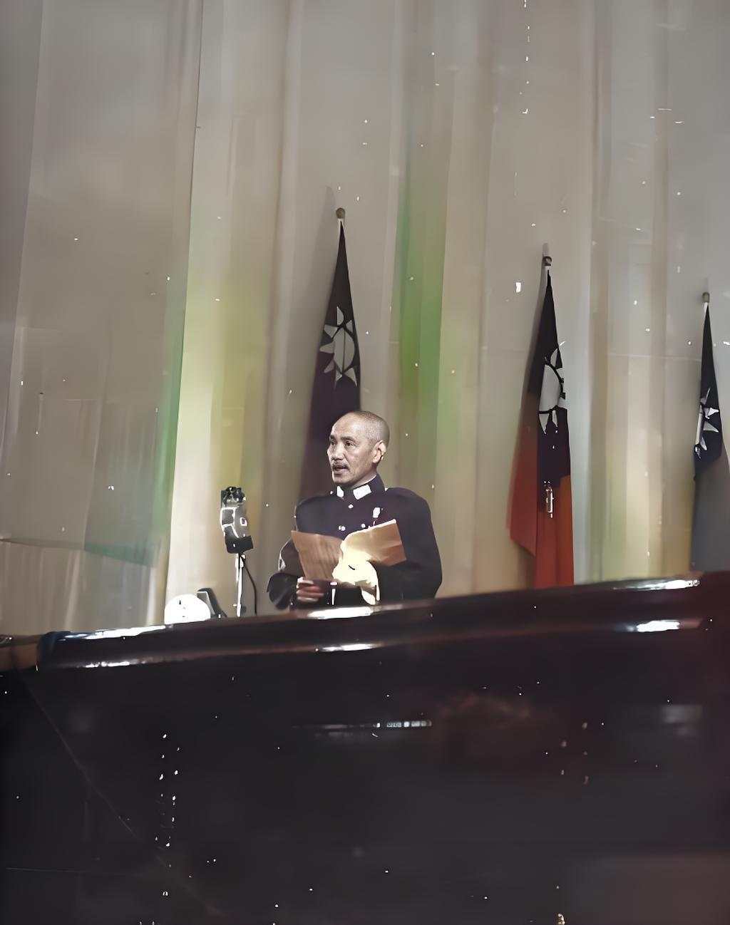 这组照片记录的是1946年12月南京国民大会制宪会议期间，会议场面还挺“热闹”