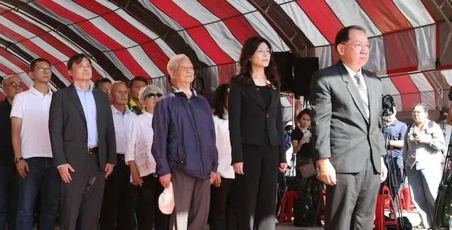 【台湾政坛炸锅了！蓝营老大突然带人去祭拜"中共间谍"，绿营急得跳脚骂投降】各