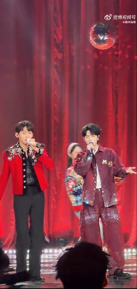 唐九洲就这么等着和蒲熠星击掌被这一幕可爱到失语！唐九洲就这么伸手等蒲熠星，两人