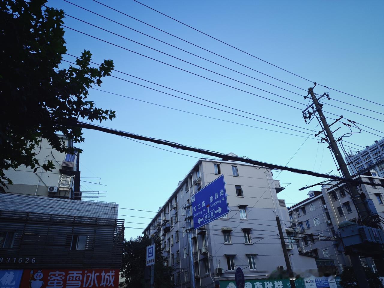 上海的天气离谱到没人能读懂，只有一种连自己都知之半解的说法——厄尔尼诺现象对