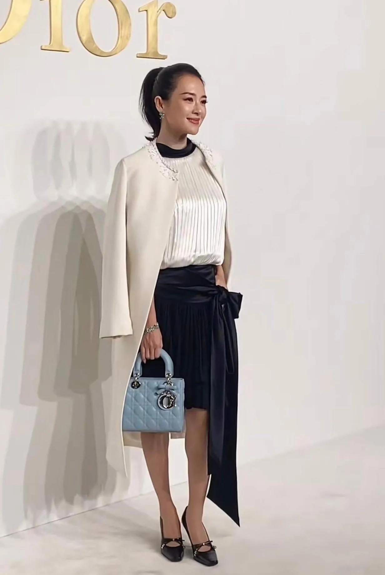 章子怡的优雅，永远藏在细节里章子怡这组造型又让人刮目相看！黑白经典配色的穿
