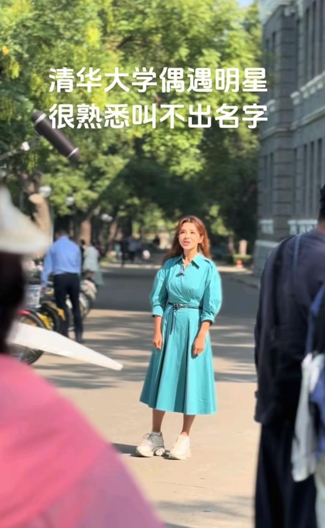 9月24日，有网友在清华大学偶遇央视主持人朱迅，照片中朱迅身穿水蓝色长袖连衣裙，