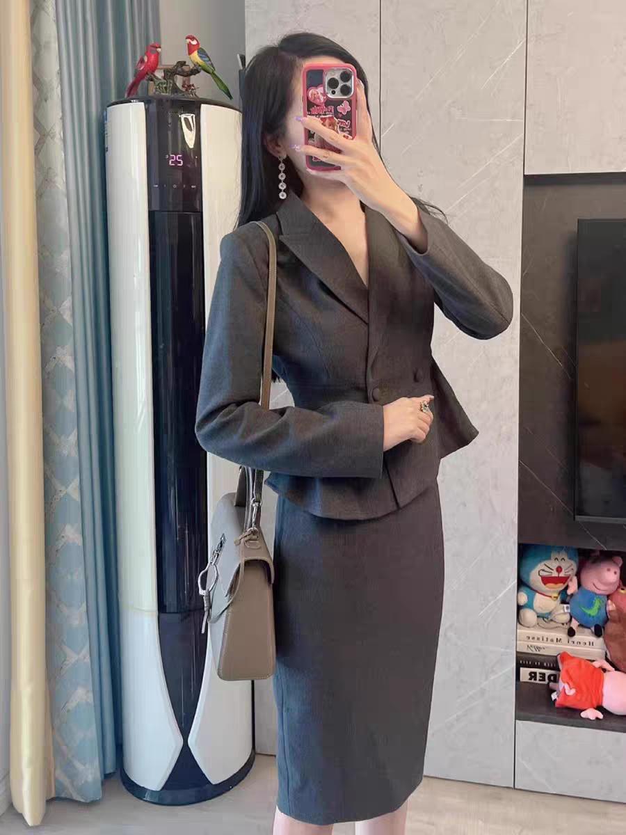 法式灰色职业套装的包臀半身裙两件套，简直是时尚利器！就像常见的白色T恤搭配灰色包