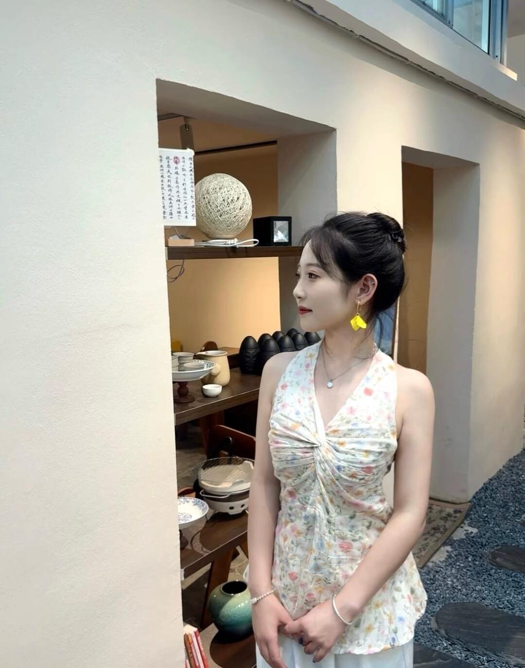 优雅复古的家居角落，少女在花裙中静立。