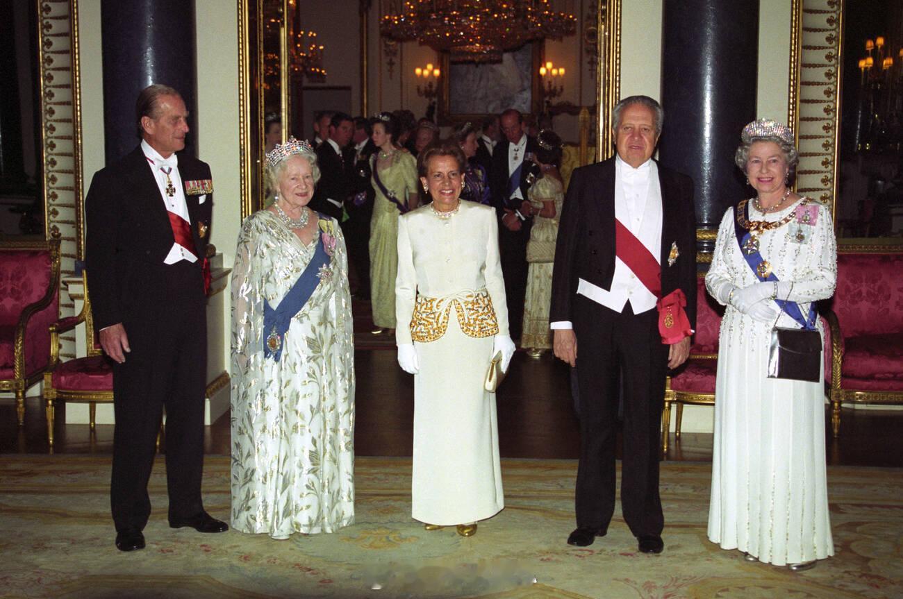 英国王室1993年4月27日，伊丽莎白二世女王在白金汉宫主持葡萄牙国宴，招待