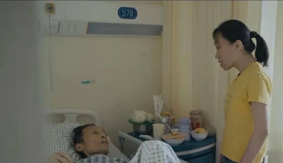 70岁的李抗美陪伴76岁的上海老李18年，没领证，却在老李癌症晚期、医生预估只剩