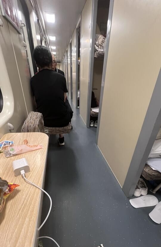 坐火车卧铺只穿内裤的男的想咋滴？公共场合在床上躺着只穿个内裤合适吗？变态啊！