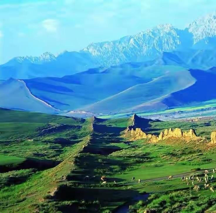 河西走廊河西走廊，是一个地理上的奇迹。它是一道被祁连山的雪水，滋养出来的