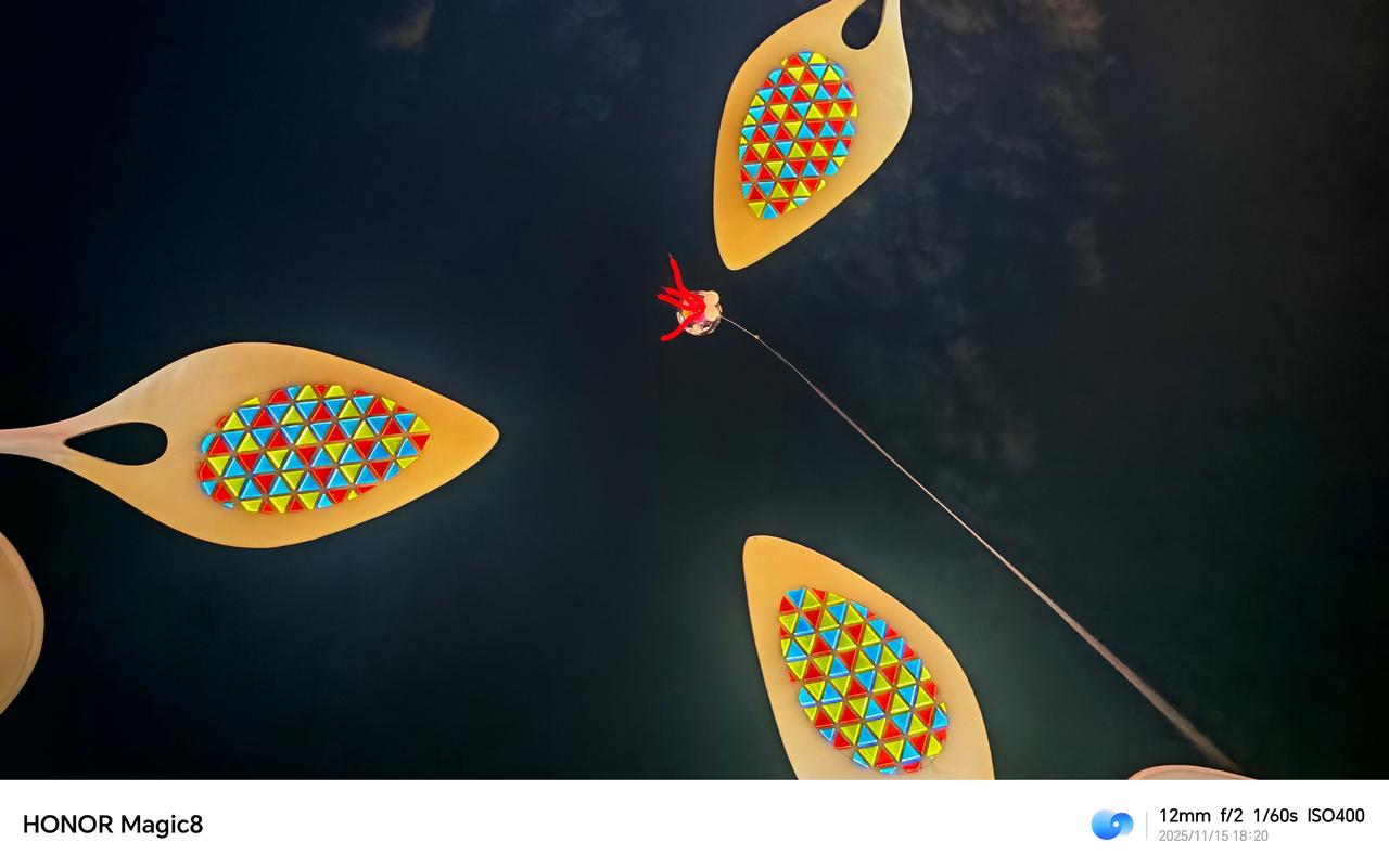 荣耀Magic8拍了两张夜景样张：一张12mm超广角，一张24mm