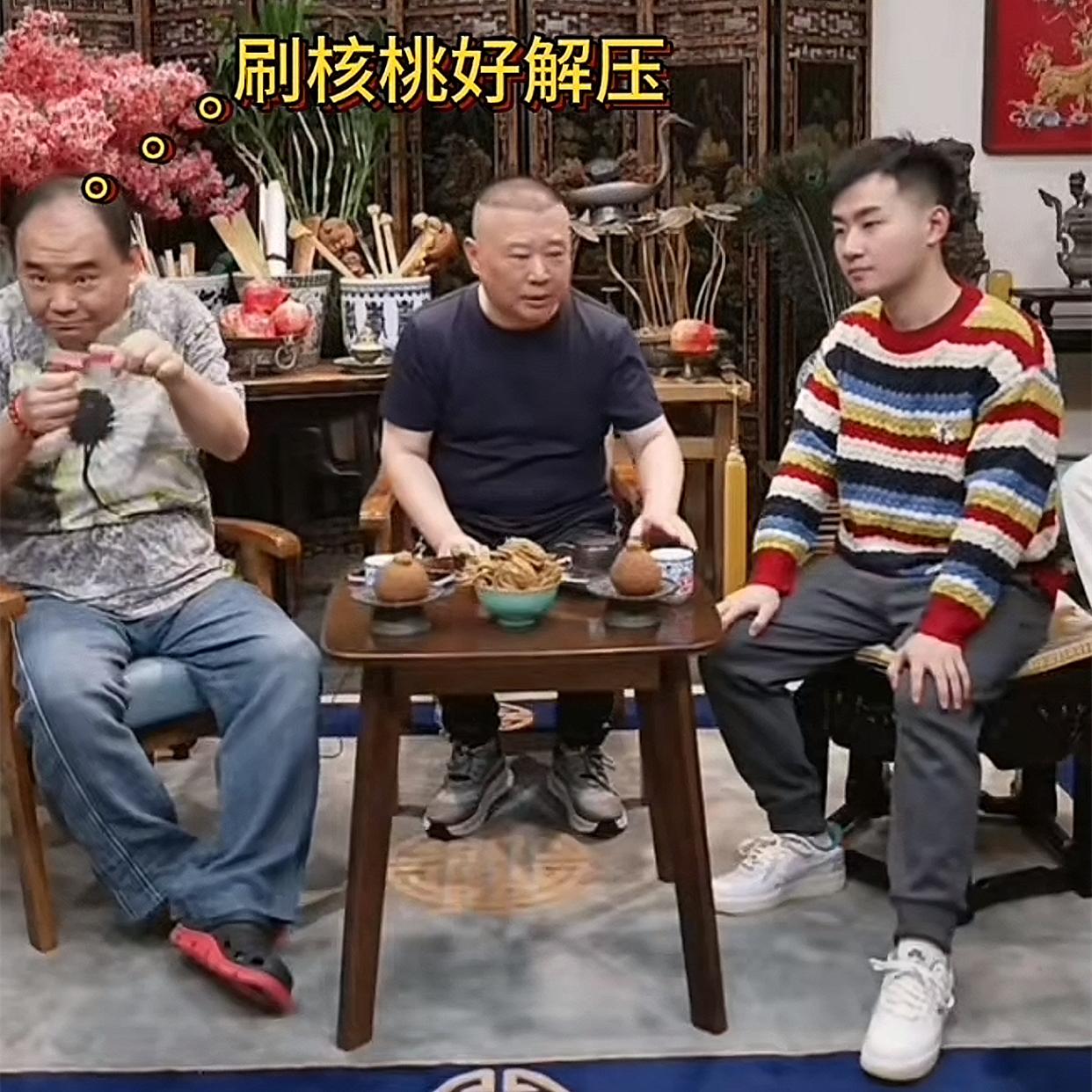 侯震晒出了妹妹送给自己的生日礼物！这份礼物还是蛮有心意，蛮贵重的，一对玉石核桃。