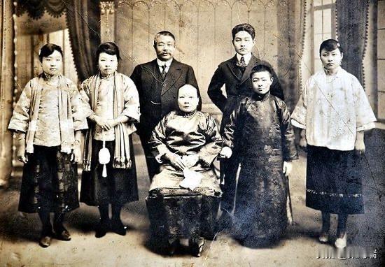 这是民国时期，民国第二任大总统黎元洪和家人留下的全家福合影中的黎元洪站在中