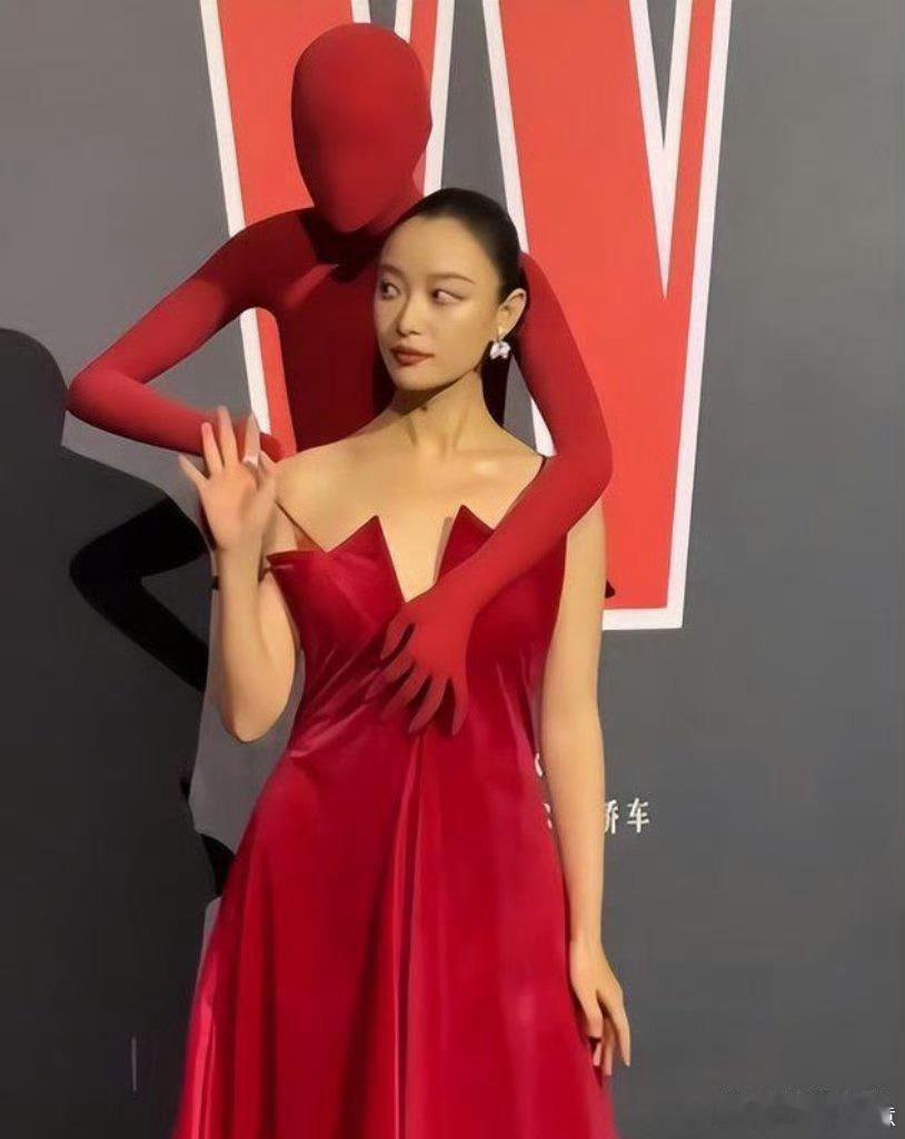 倪妮这衣服设计是想表达什么？这设计师的脑洞真大。