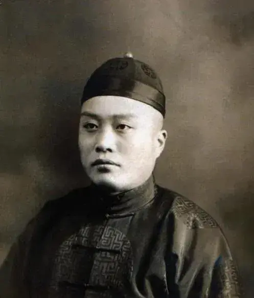 1886年，翁同龢在街上看到一个小孩在卖对联，他好奇去看看，小孩的对联写的真不错，他说：“你小小年纪