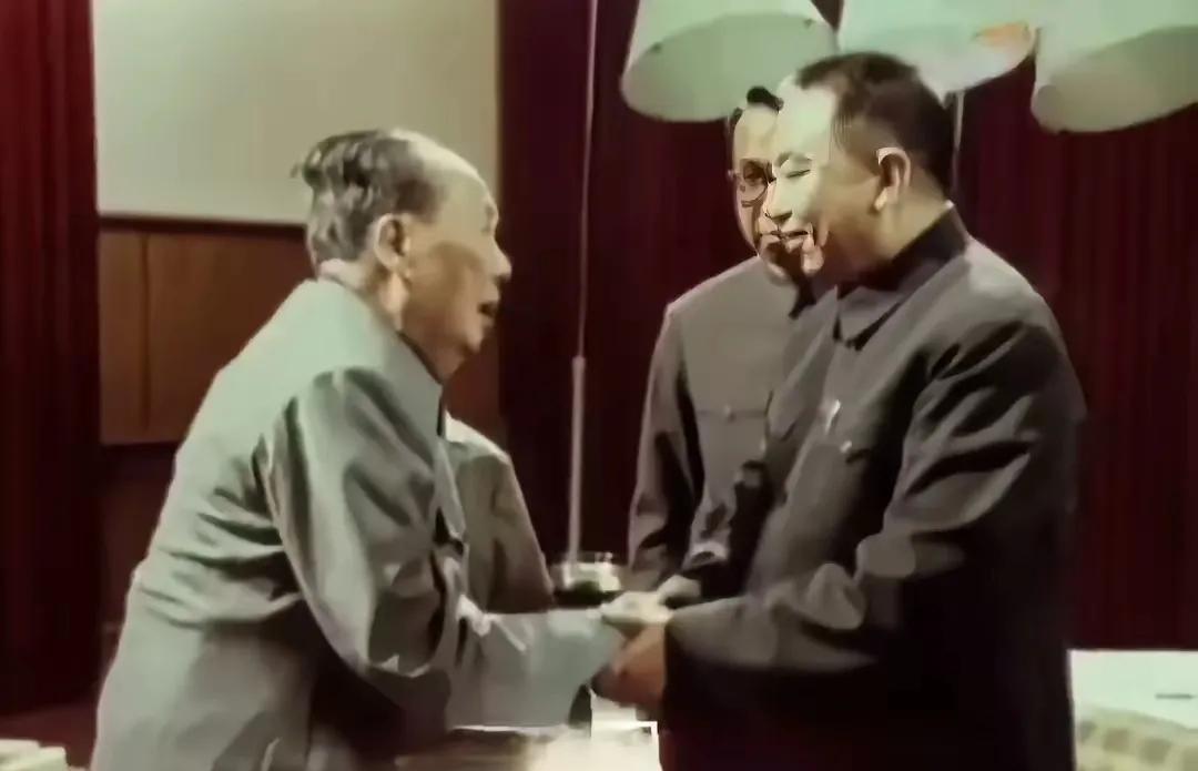 珍贵的一张老照片。毛主席为中国国强民富操碎了心，他亲选定了接班人，友友们对这张