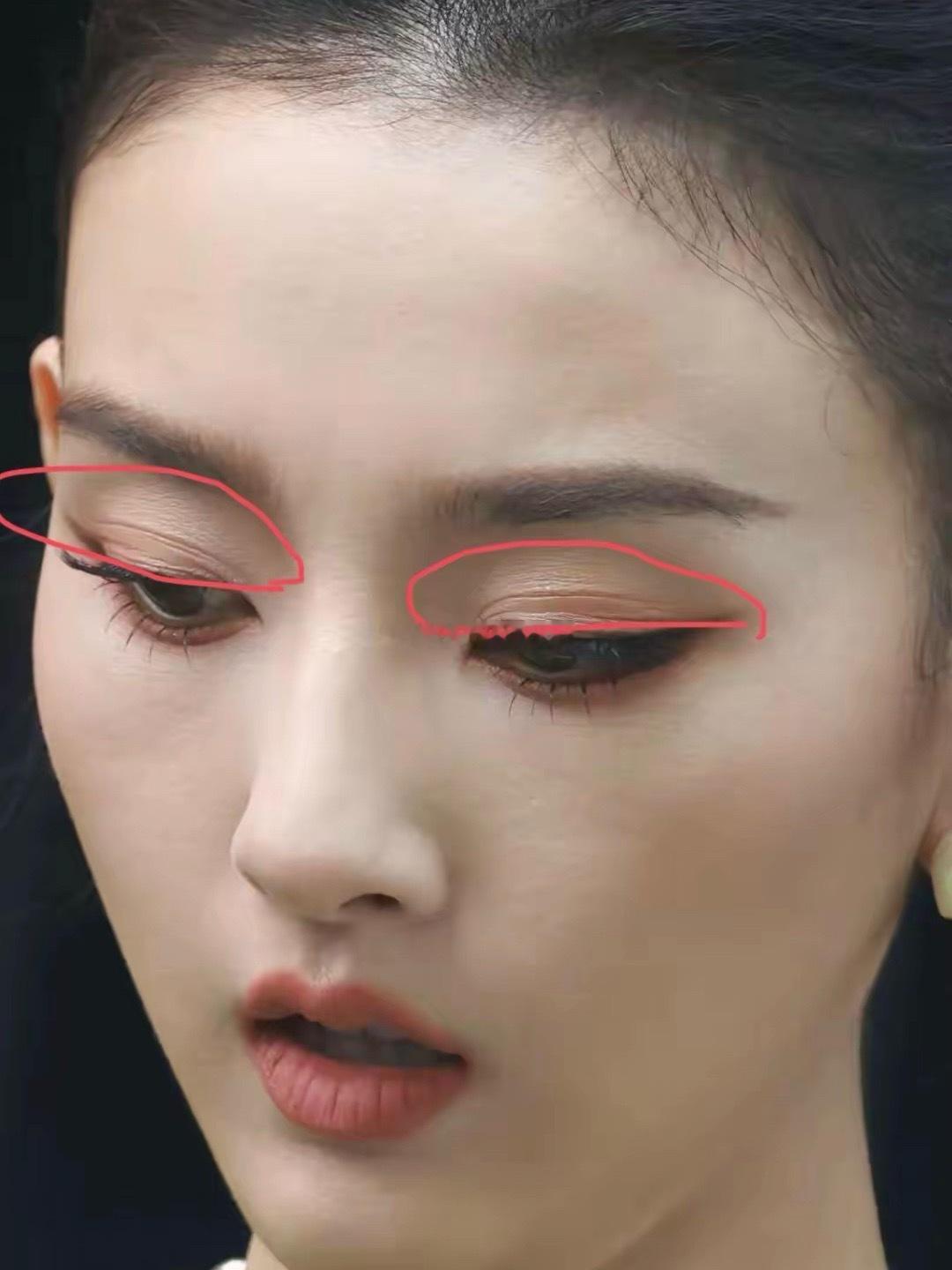 发现女明星99%是双眼皮，但出席活动时，还是会贴双眼皮贴，包括拍戏也能看到。