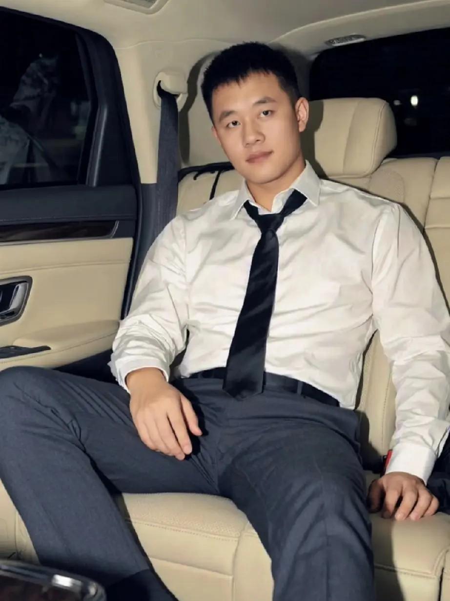 天气一暖，连散步都变成了一种“视觉享受”。咱们在河边慢慢走，看见那些运动后的男生