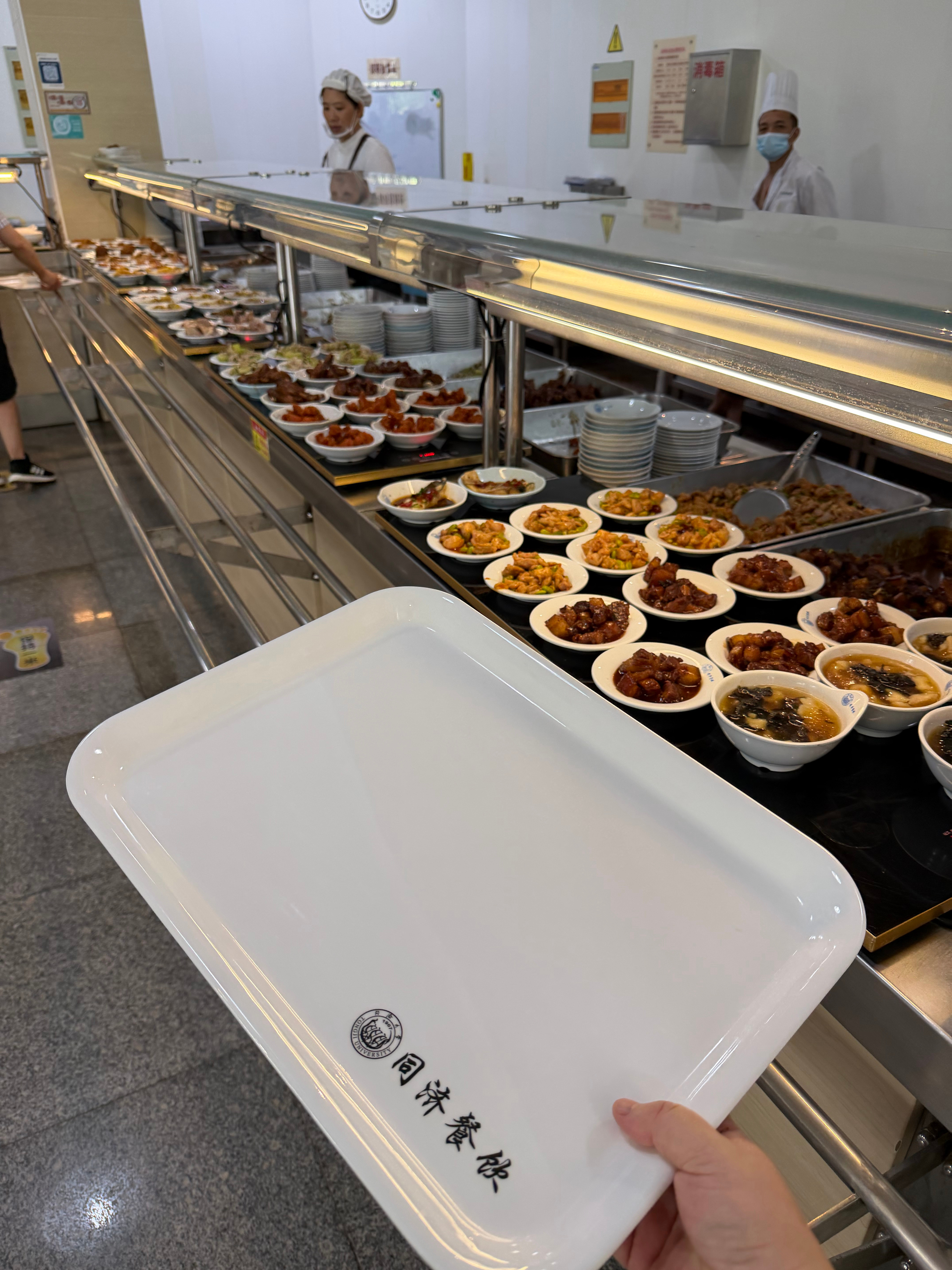 中午的聚餐，没有去饭店，而是回归我们的食堂。同济的餐食太好了，绝对的业界标杆！同