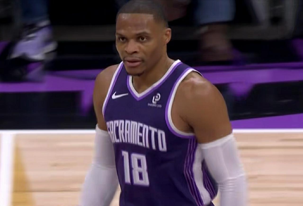 威少：还是很会照顾三弟哈登的！在国王主场惜败给骑士的比赛中发生极其诡异一幕：